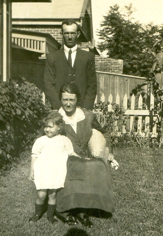 Old black and white photo of Eldon and Rose Pink with one of their daughters on their front lawn